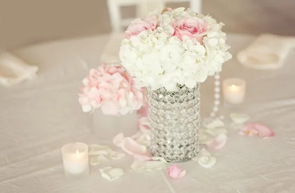 mẫu trang trí đám cưới handmade với hoa và nến