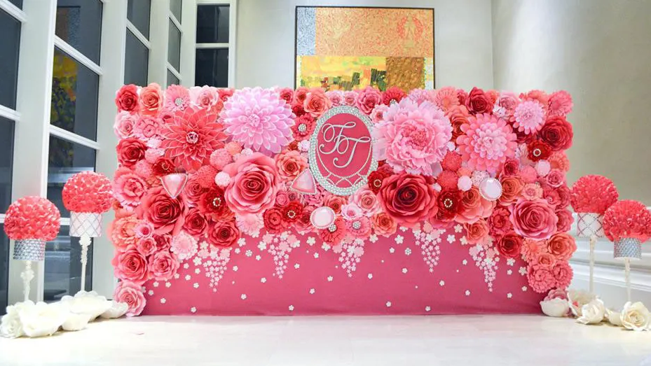 Backdrop đám cưới hoa giấy