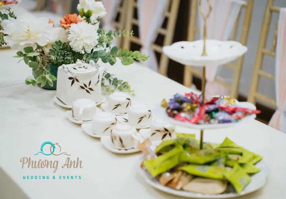 Bàn tiệc đám cưới đơn giản nhưng ấn tượng
