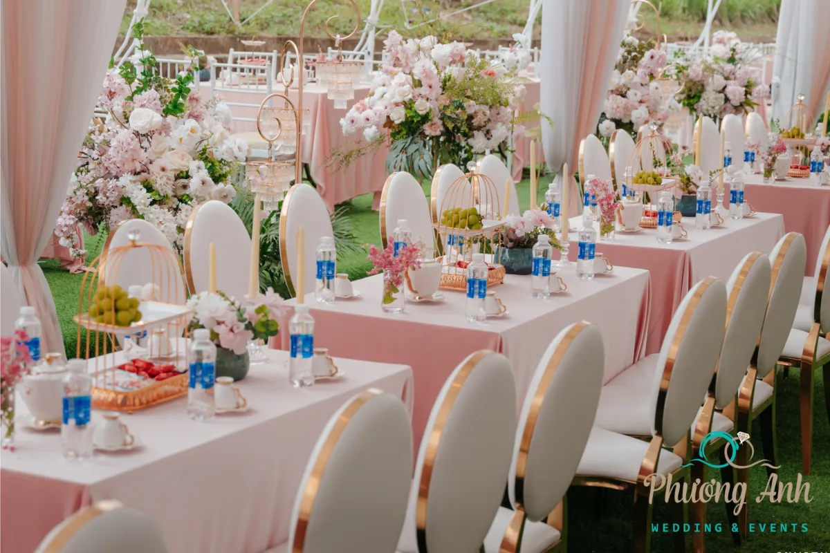 Trang trí đám hỏi tông trắng hồng lãng mạn cho cặp đôi Việt Trinh - Tấn Thành