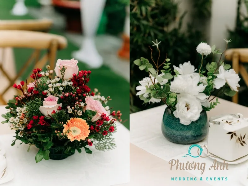 Bàn tiệc nổi bật bởi bình hoa nhỏ xinh