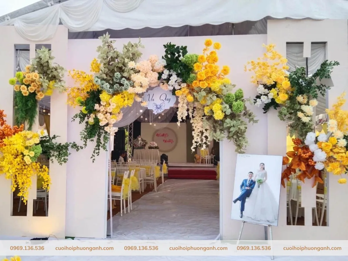 Mẫu cổng hoa lụa tông vàng