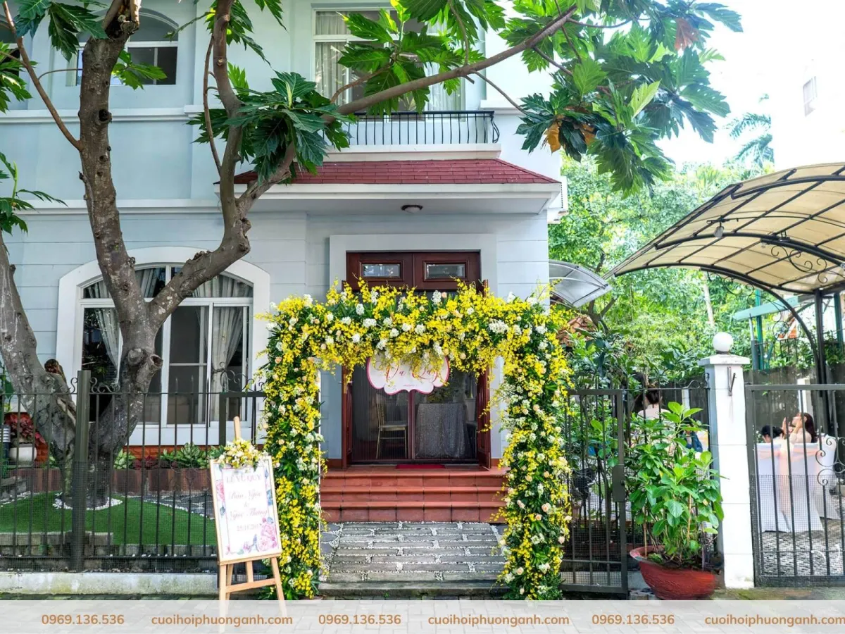 Mẫu cổng hoa tươi tông vàng
