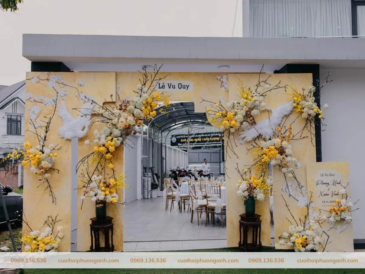 Khám phá mẫu cổng cưới cưới màu vàng 