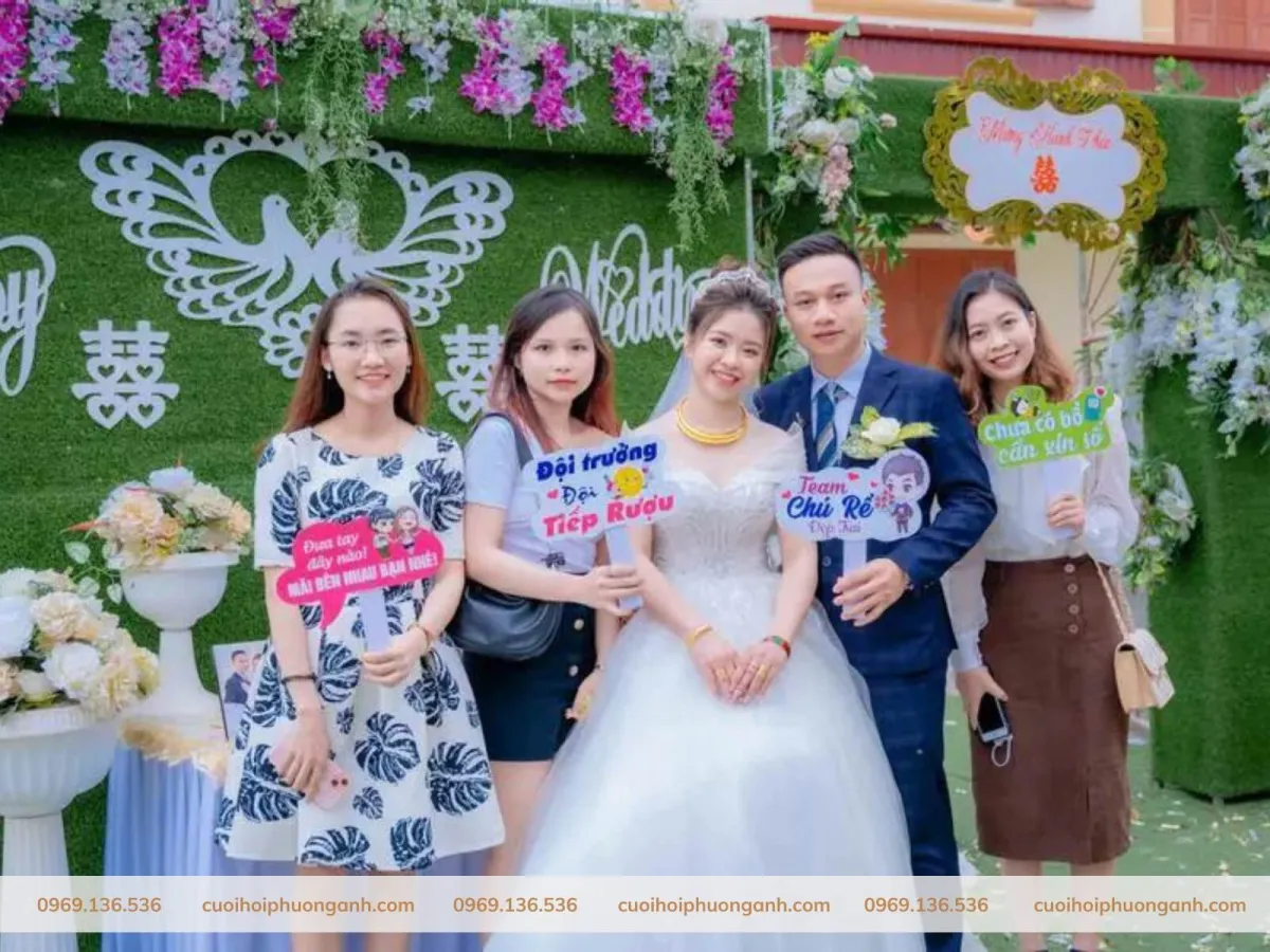 Hashtag cầm tay - Phụ kiện nên có trong đám cưới