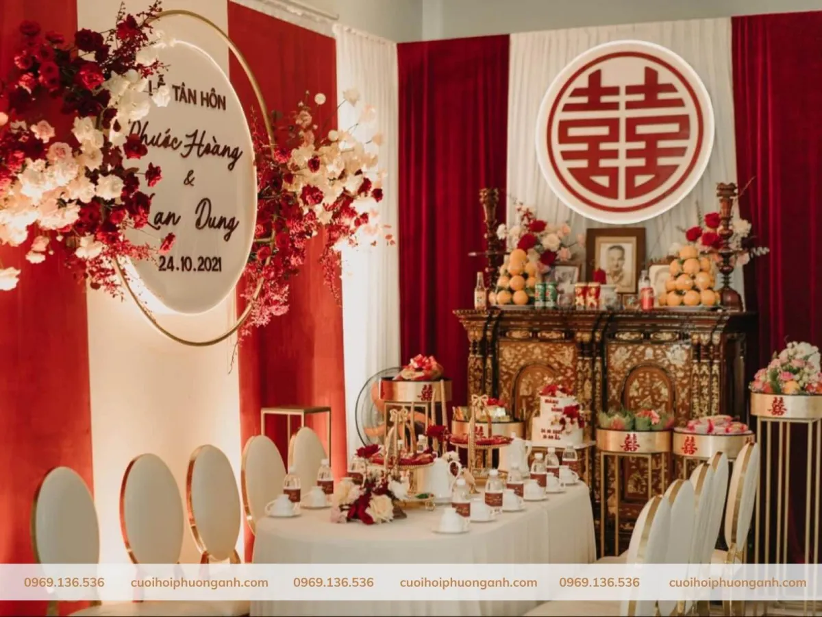 Chuẩn bị bàn thờ gia tiên chu đáo trong lễ ăn hỏi