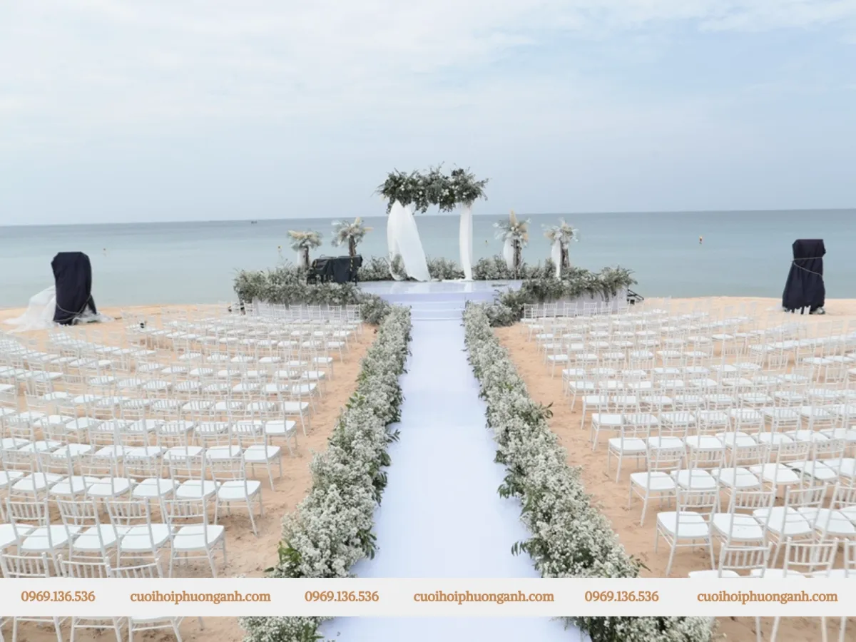 Trang trí sân khấu và lối lên sân khấu resort ấn tượng