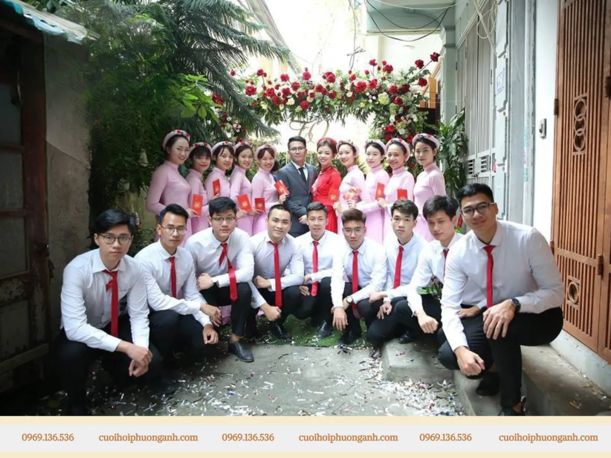 Đội hình bê tráp 9 nam, 9 nữ tại lễ ăn hỏi cô dâu Thu Quỳnh, chú rể Văn Tuấn phường Thịnh Quang, Đống Đa