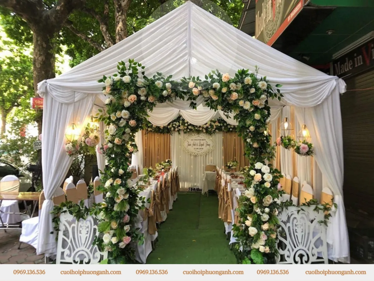 Rạp đám cưới nhỏ đủ cho 6 bộ bàn ghế tiếp khách, cùng phông cưới được dựng trên vỉa hè 28m2 trên phố Trung Tự, Đống Đa