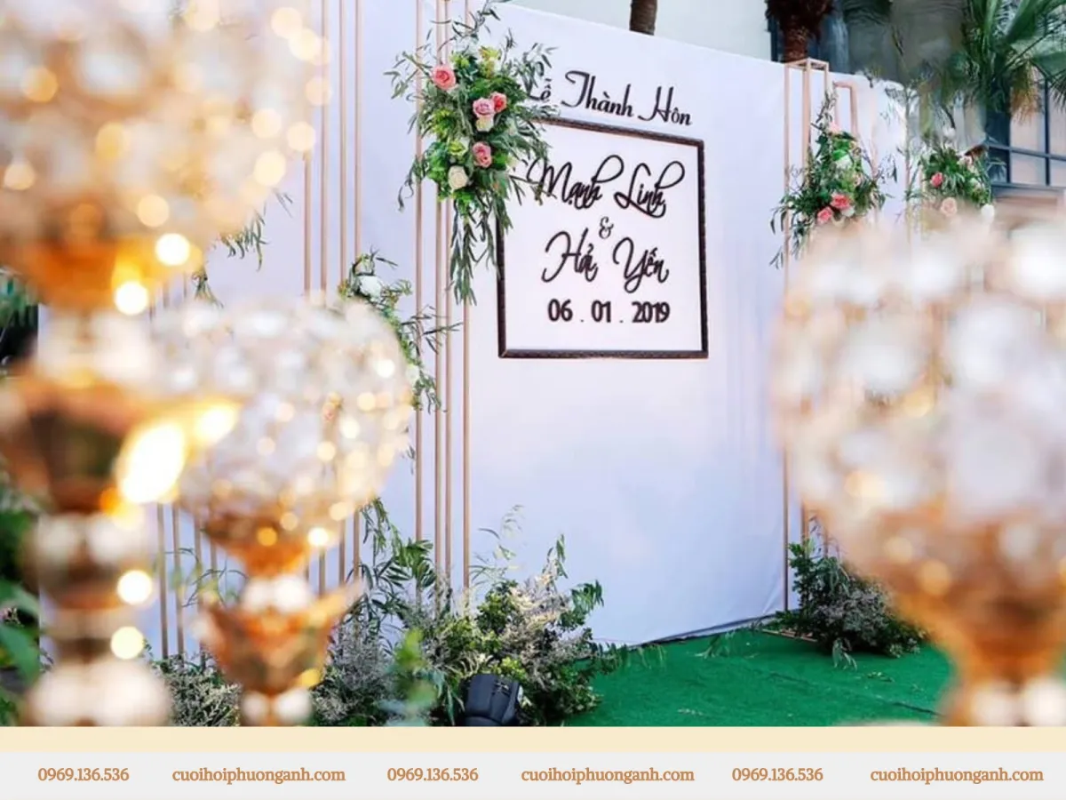 Backdrop cưới dựng ngoài trời tại lễ thành hôn chú rể Mạnh Linh, cô dâu Hải Yến tại phố Quang Trung, Đống Đa