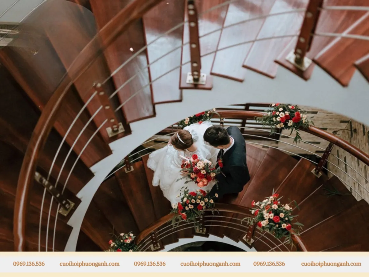 Trang trí cầu thang ngày cưới tor-sur-tor với bó hoa cầm tay cô dâu Thanh Thủy tại nhà riêng trên phố Thái Hà, Đống Đa