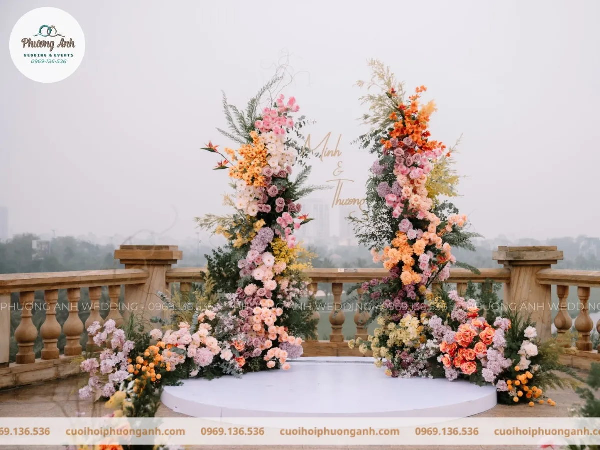 Backdrop đám cưới hoa tươi
