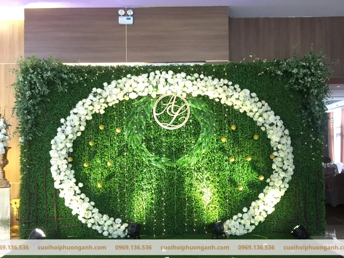 Backdrop tiệc cưới sử dụng tường rêu 1