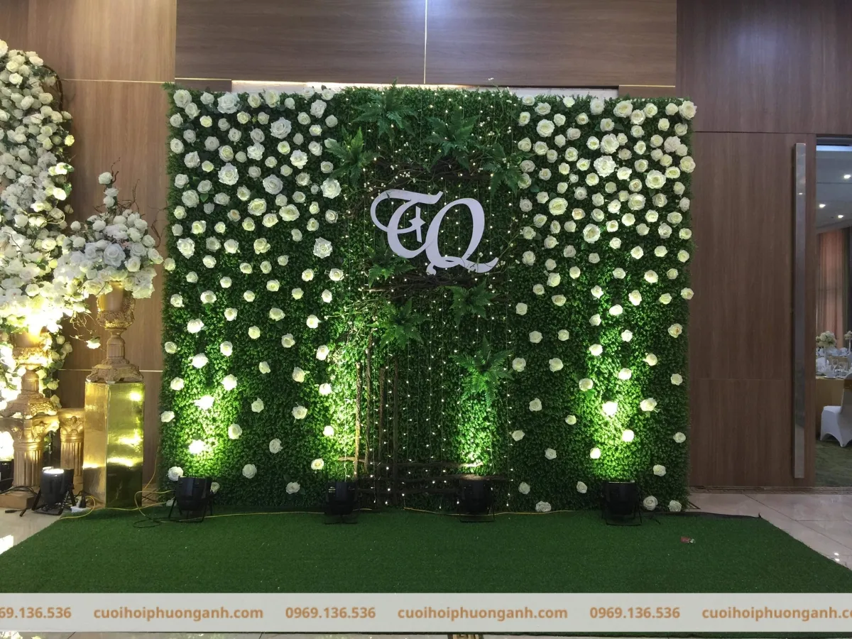 Backdrop tiệc cưới sử dụng tường rêu 2
