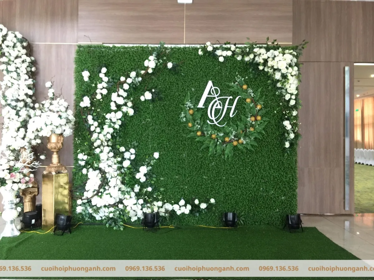 Backdrop tiệc cưới sử dụng tường rêu