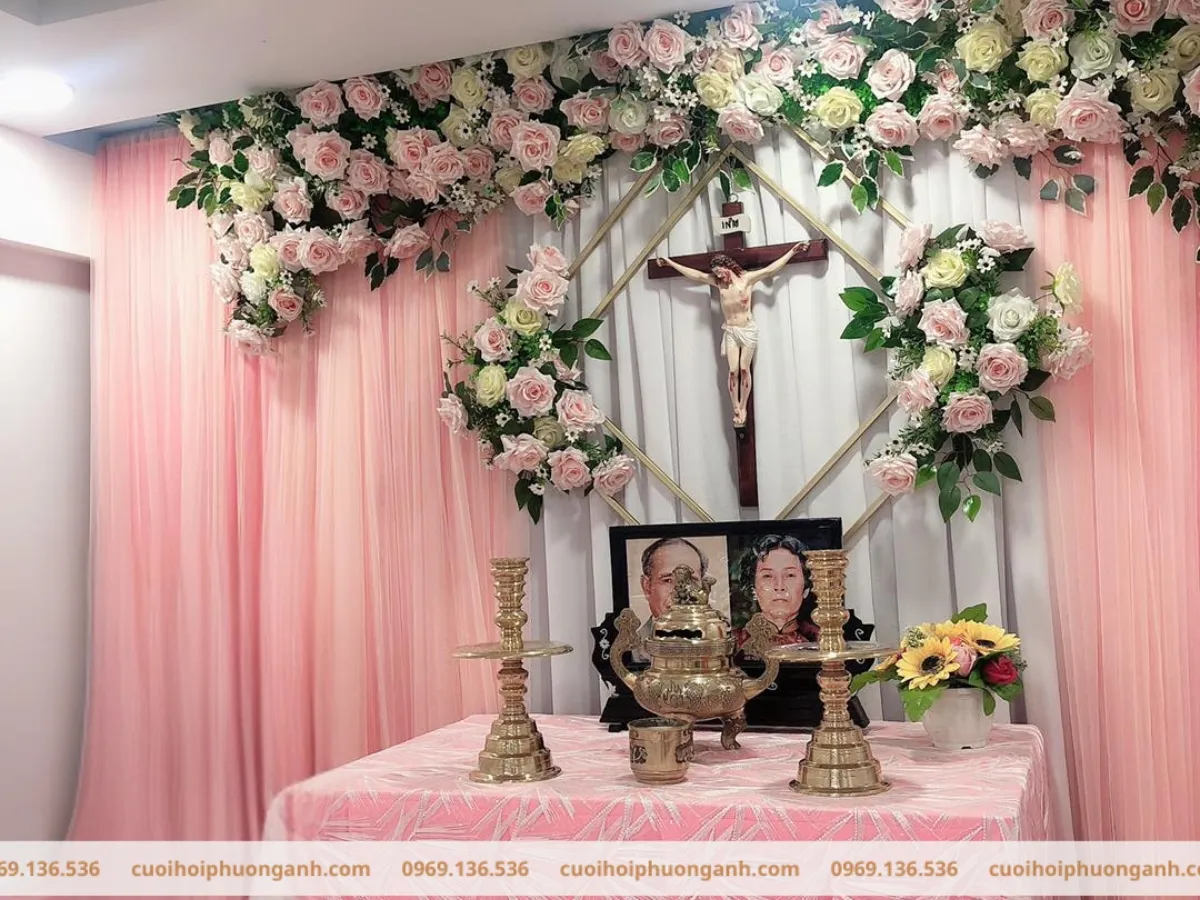 Tượng ảnh và thánh giá trên bàn thờ gia tiên của gia đình theo Đạo