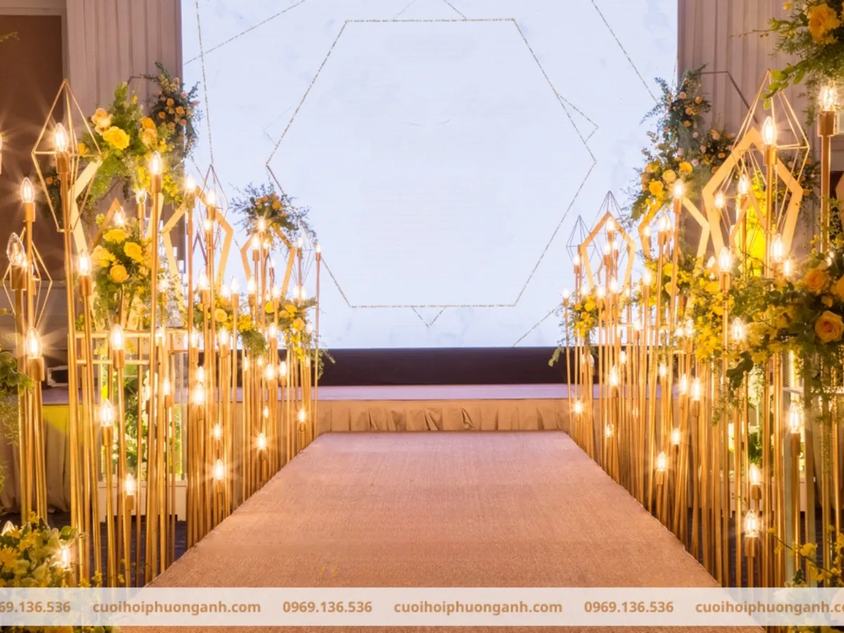 Trang trí lối đi tiệc cưới kết hợp hoa và đèn 1