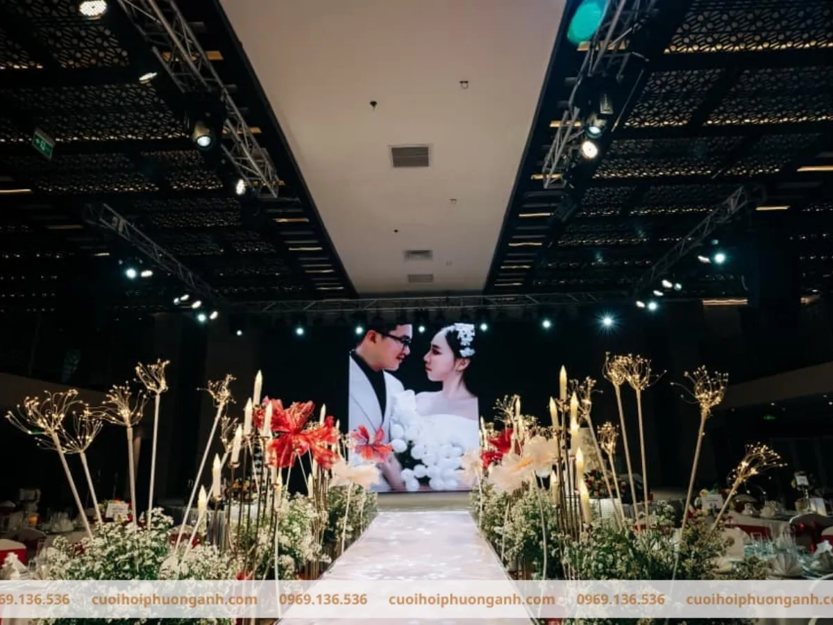 Trang trí lối đi tiệc cưới kết hợp đèn và nến