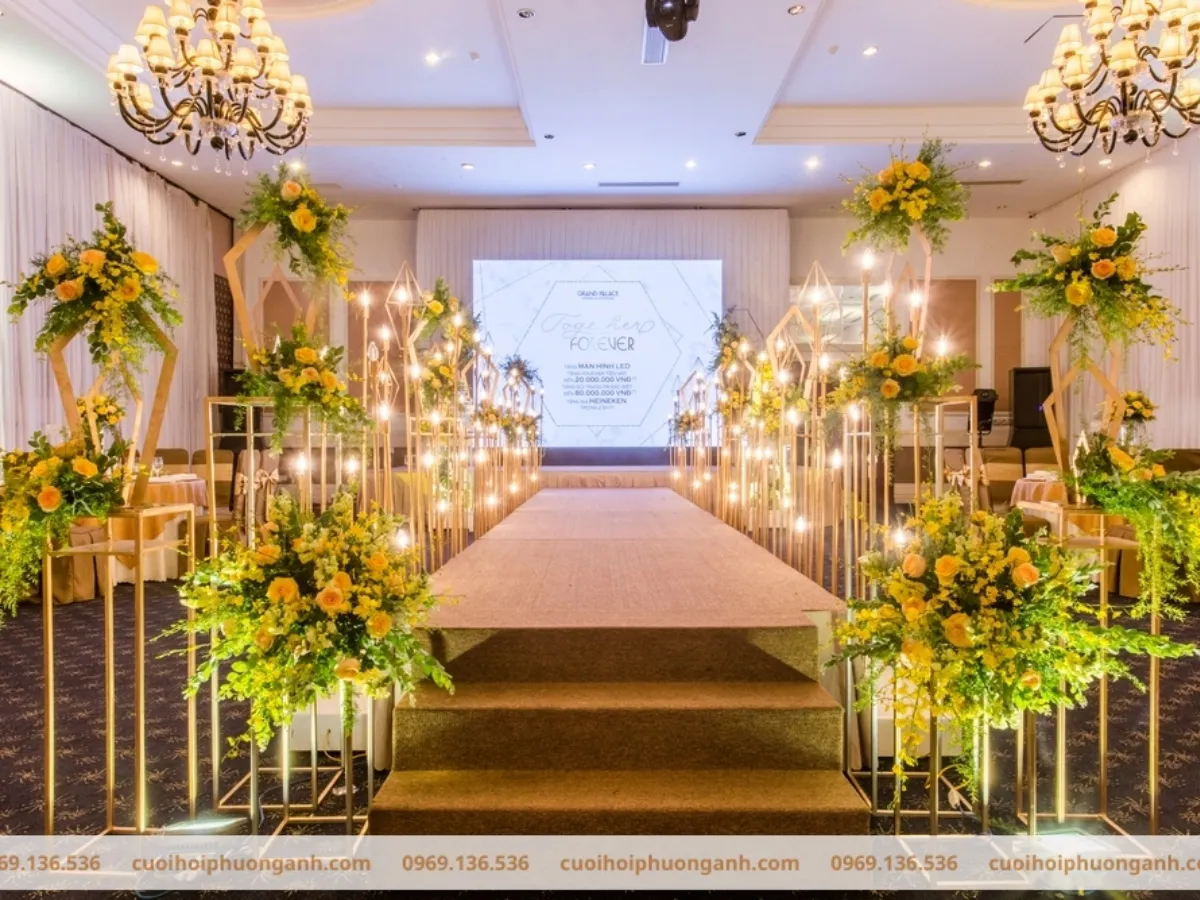 Trang trí lối đi tiệc cưới kết hợp hoa và đèn