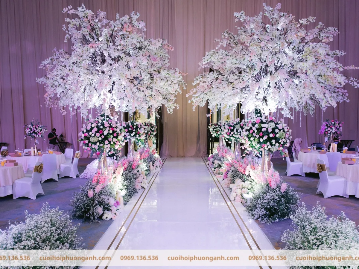 Trang trí lối đi tiệc cưới kết hợp hoa tươi 1