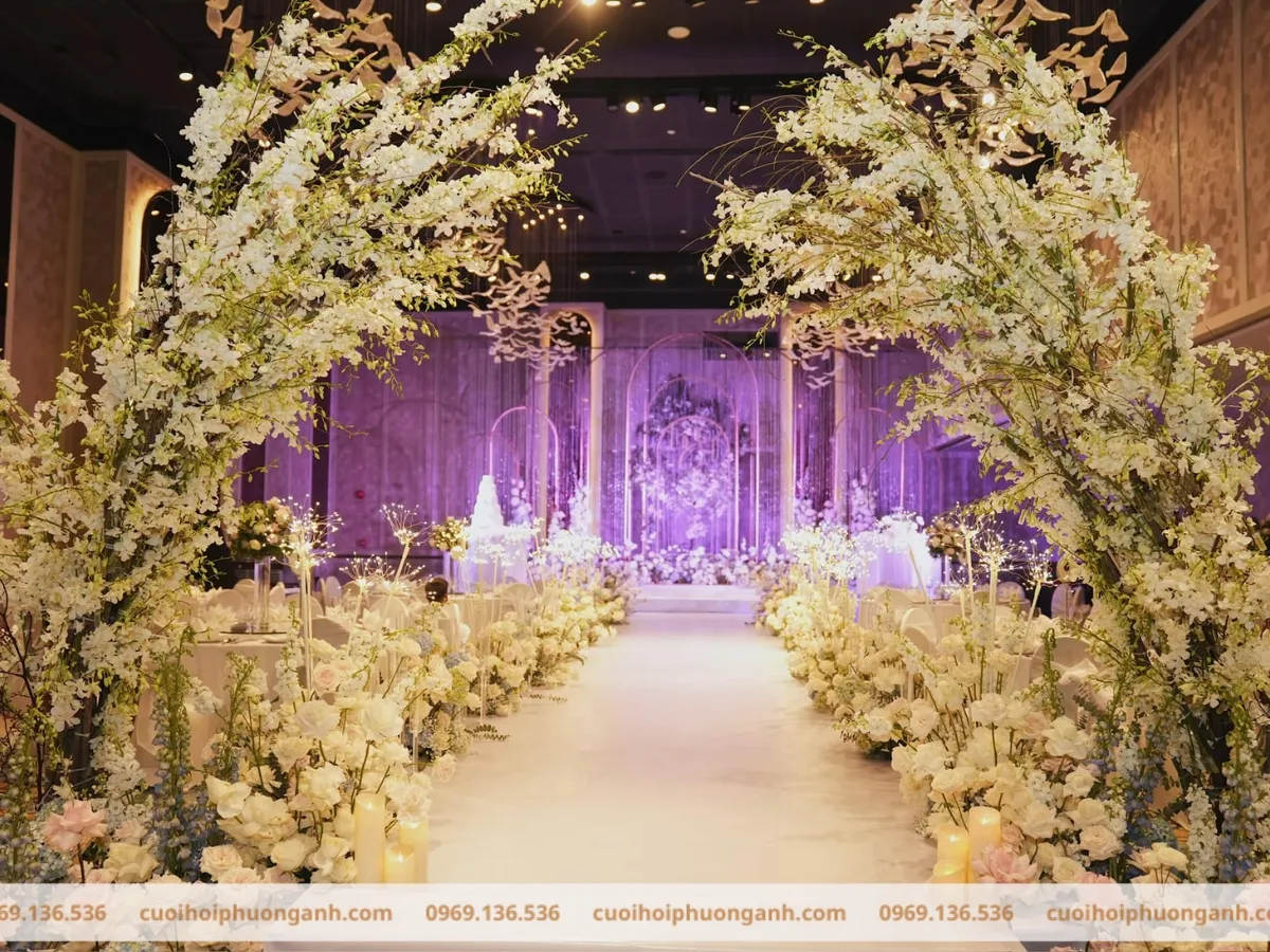 Trang trí lối đi tiệc cưới kết hợp hoa và đèn