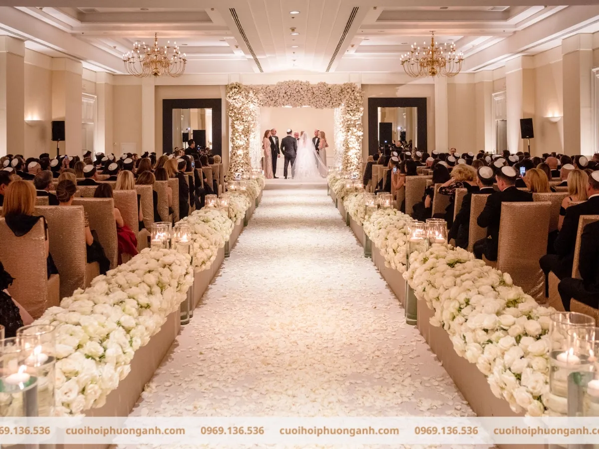 Trang trí lối đi tiệc cưới kết hợp hoa tươi và nến