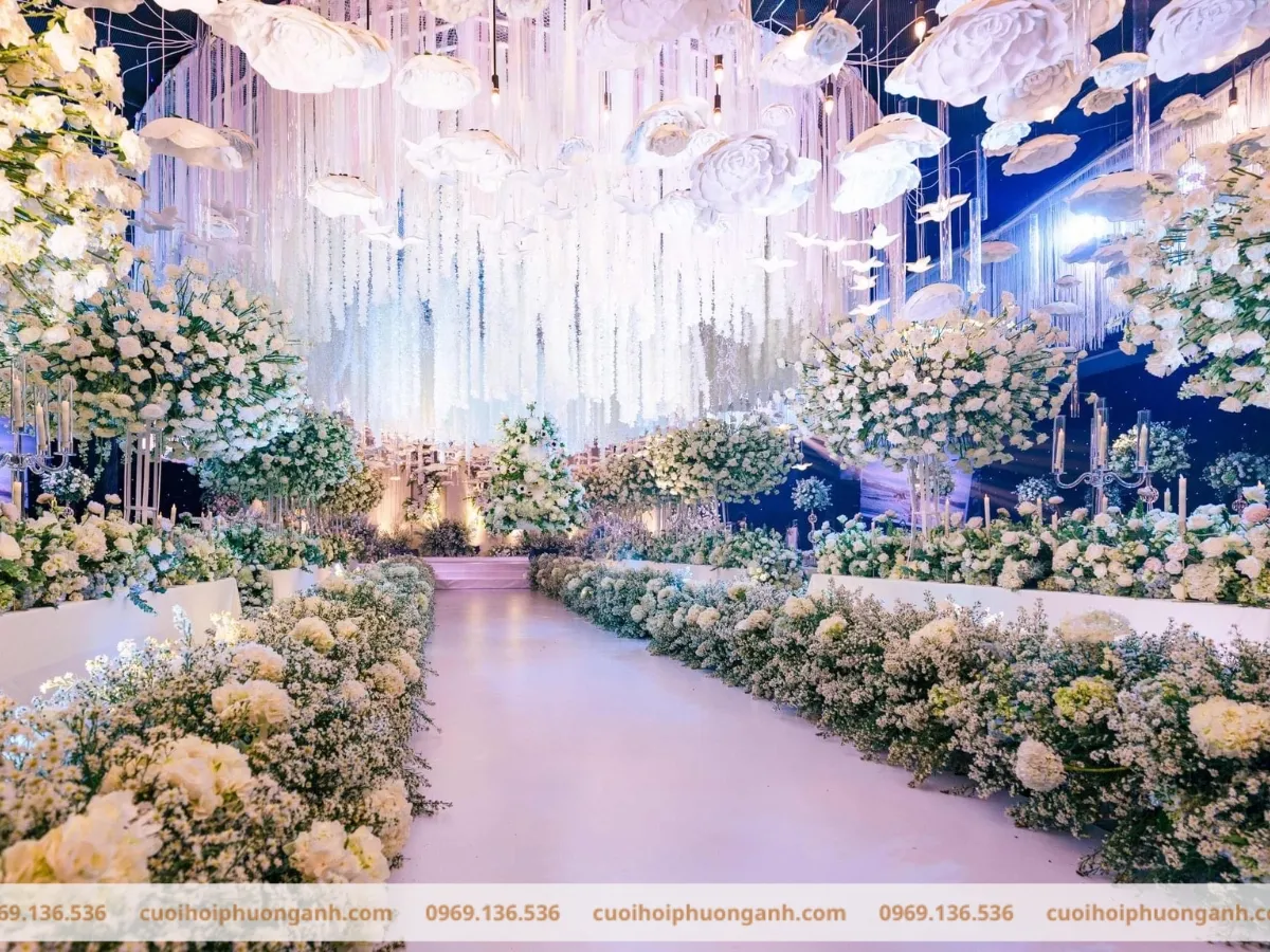 Trang trí lối đi tiệc cưới kết hợp hoa tươi