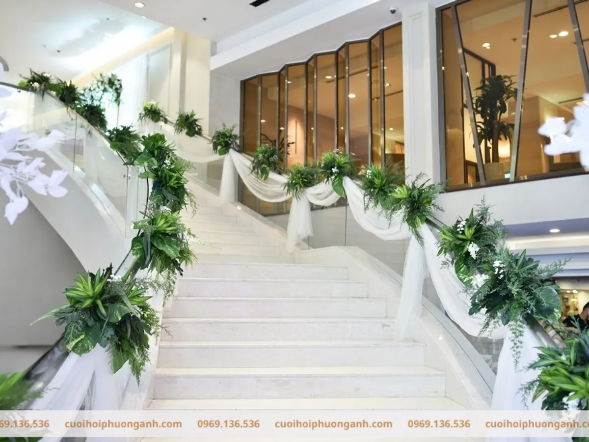 Trang trí cầu thang đám cưới với lá cây dây leo