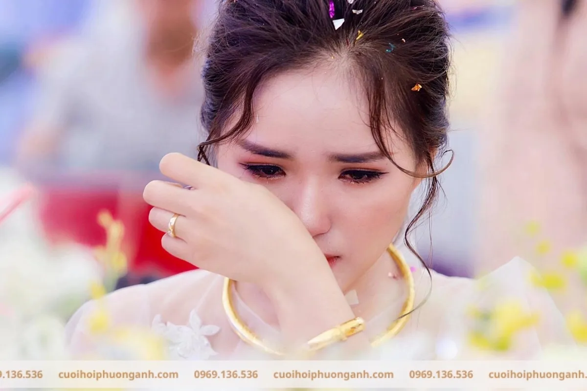 Cô dâu không được khóc hoặc ngoái lại nhà mẹ đẻ