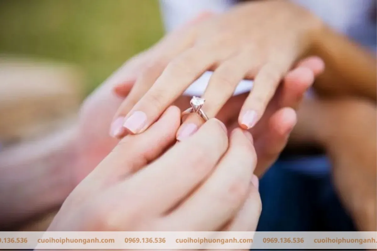 Không đeo nhẫn cưới trước khi hôn lễ diễn ra