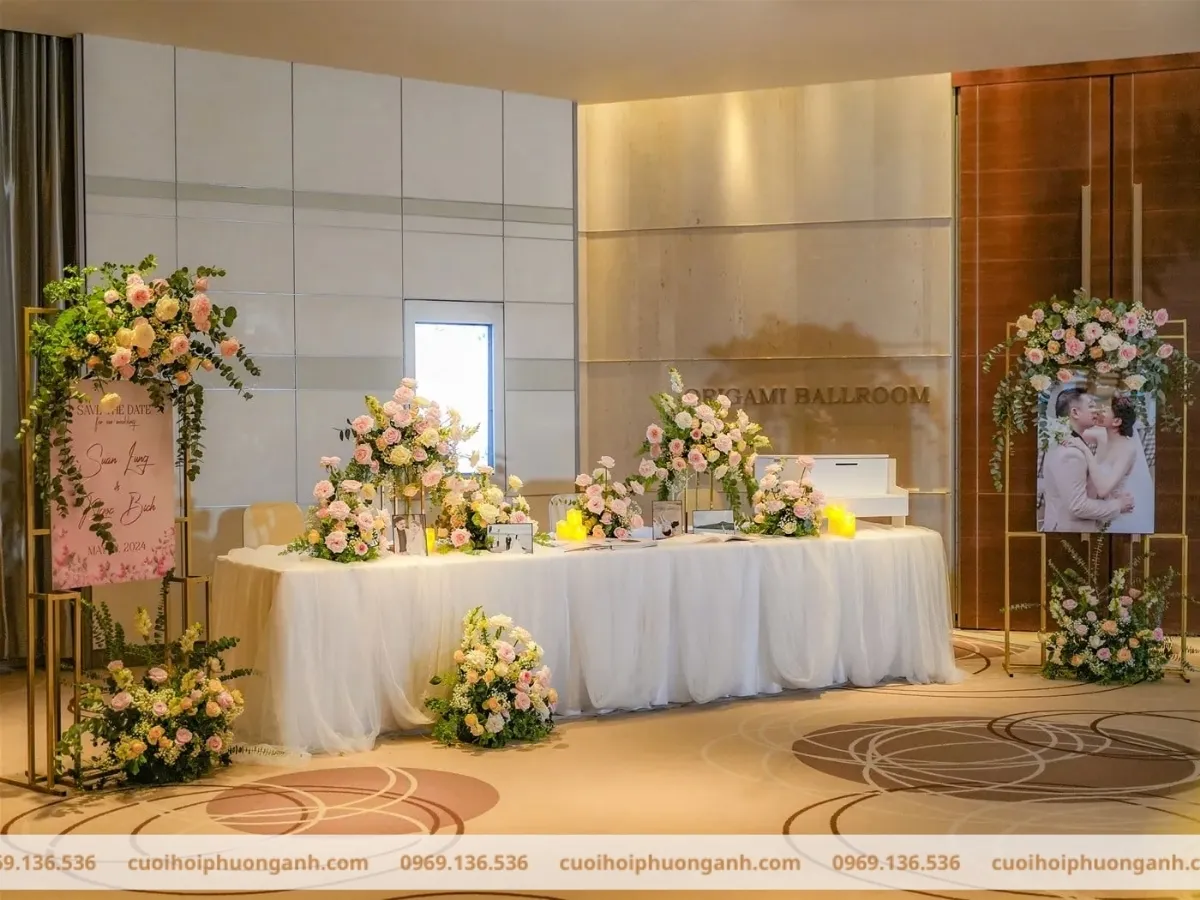 Trang trí sảnh cưới với hoa tươi