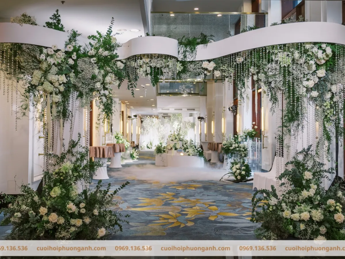 trang trí sảnh cưới với lá cây xanh
