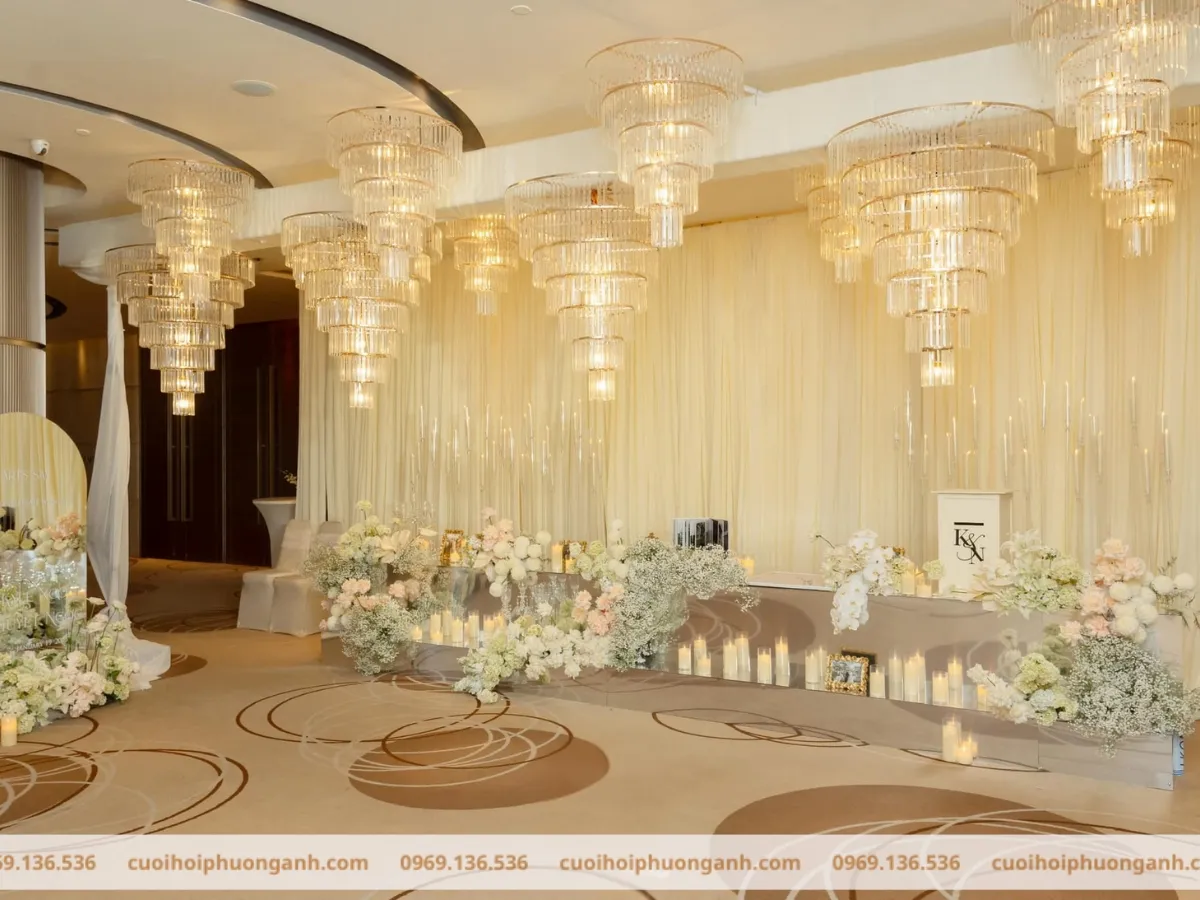 Trang trí sảnh tiệc cưới với nến và đèn 1