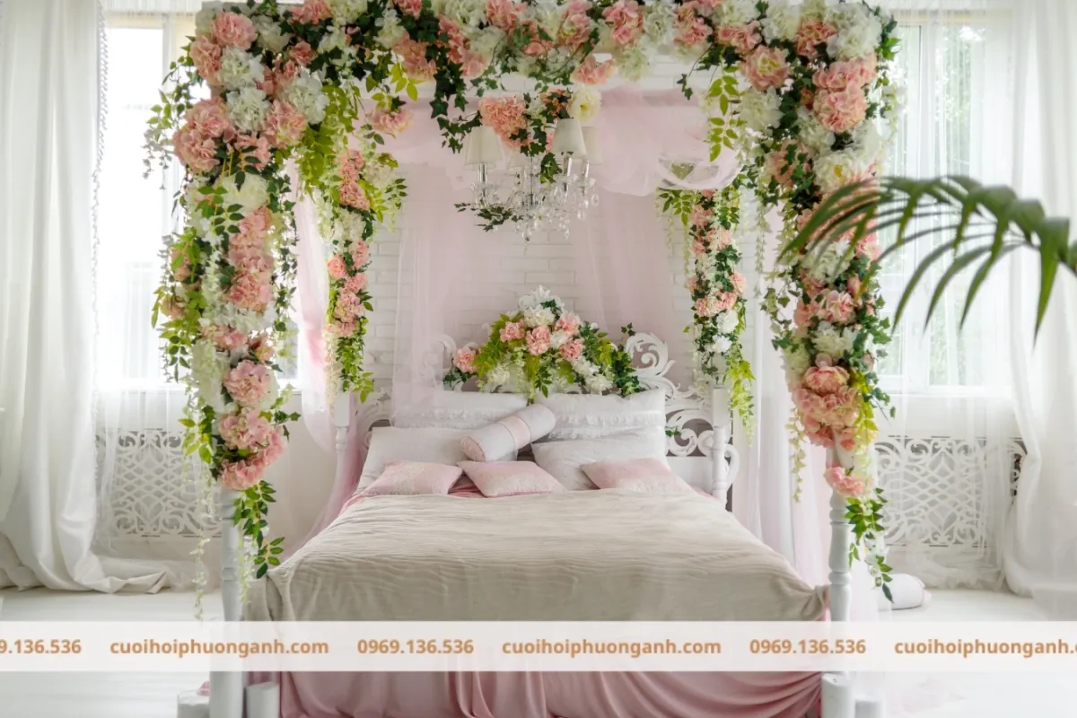 Trang trí phòng cưới sang trọng với hoa tươi 1