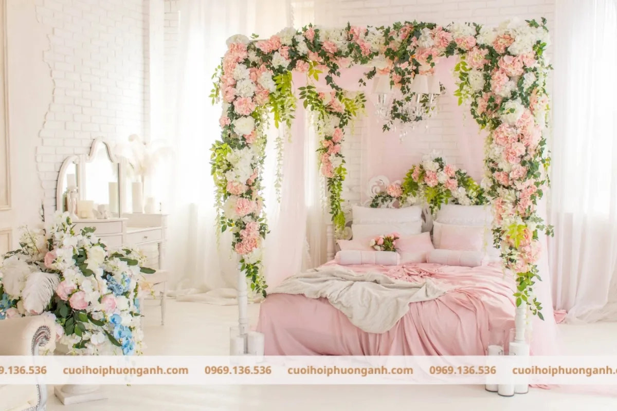 Trang trí phòng cưới sang trọng với hoa tươi