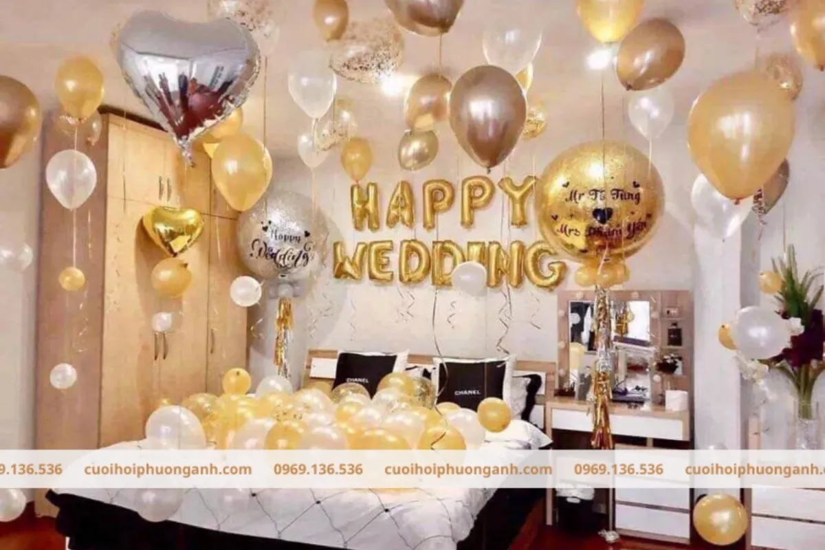 Mẫu trang trí phòng cưới với ảnh cưới và kỷ niệm