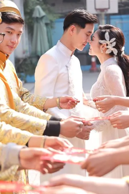 Mãn nhãn với lễ thành hôn như trong chuyện cổ tích của đôi trai tài gái sắc