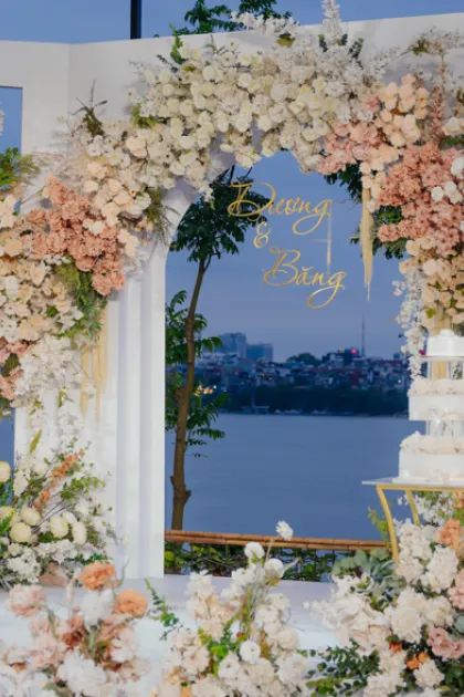 tiệc cưới ngoài trời tại Sunset Riverside